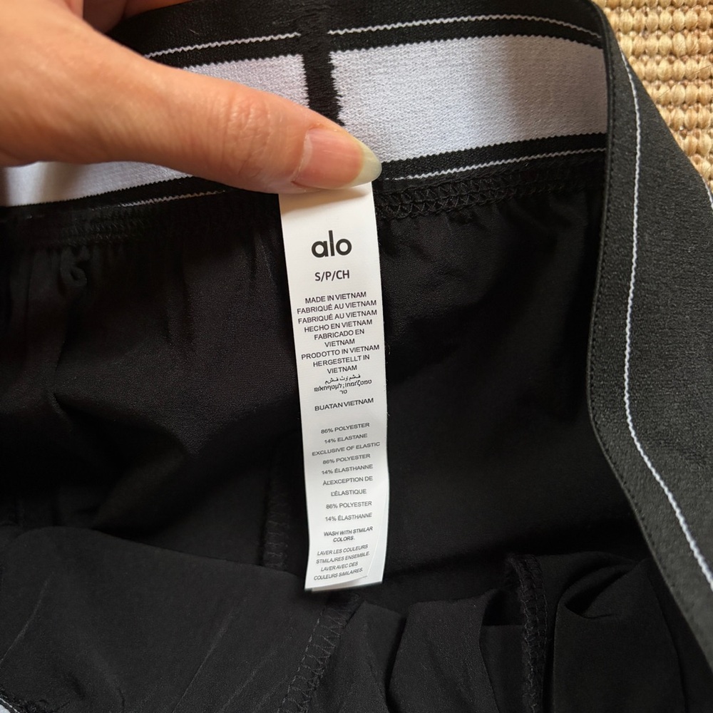 $148 Alo yoga suit up logo pants regular length in black - Picture 5 of 6